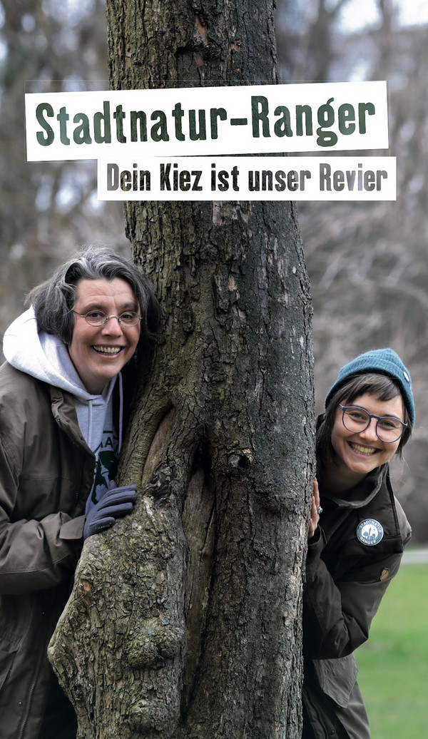 Titelbild des Projektflyers das zwei Rangerinnen an einem Baum zeigt 